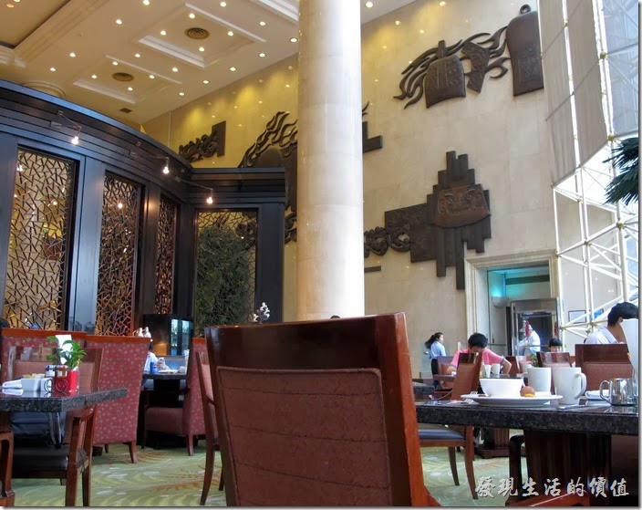 上海-齊魯萬怡大酒店。飯店早餐用餐的地方，也是晚餐Buffet用餐的地方。