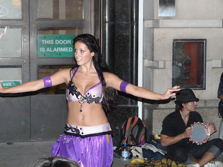 Dansatoare din buric goala pe strada in Londra