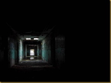 dark-place-black-corridor-31000