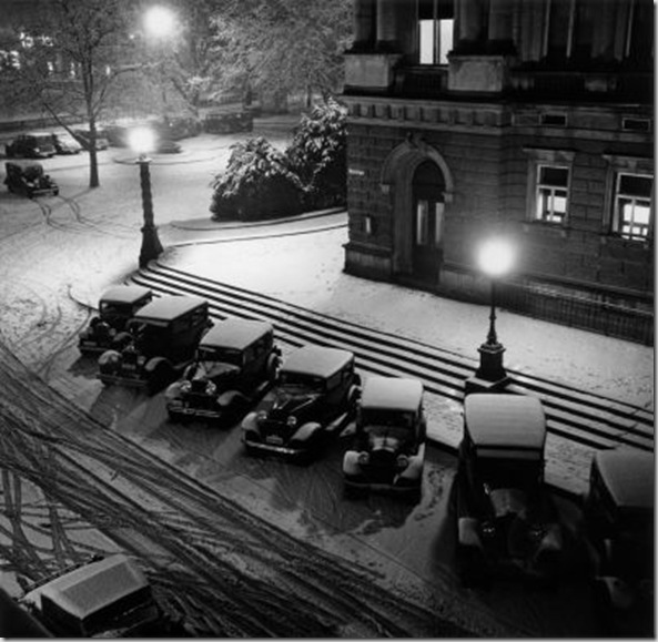 Noche de invierno ante el teatro municipal de Zurich, 1932. Schuh Gotthard.