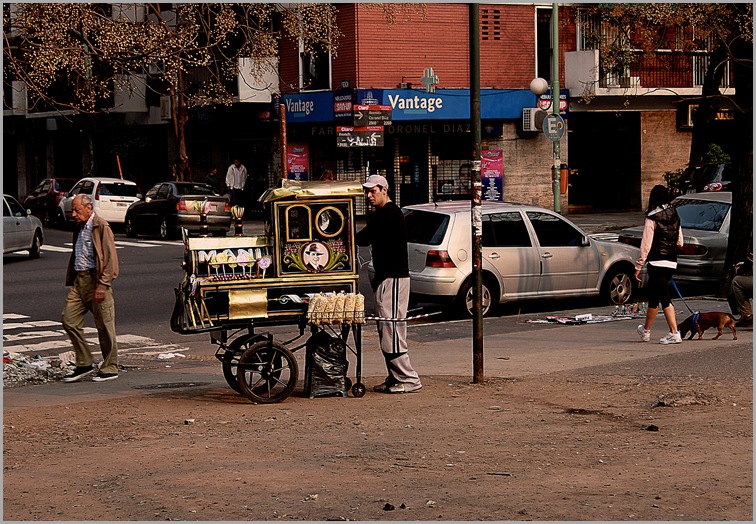Barrio.Locomotora. Vendedor de maníes