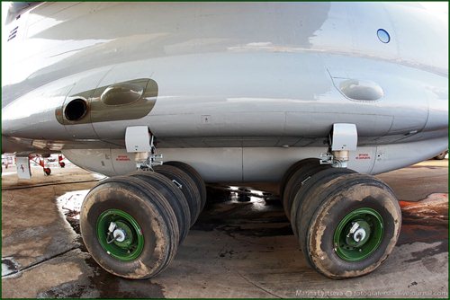 Фотографии тяжелого военно-транспортного самолета Ил-76МД-90А.