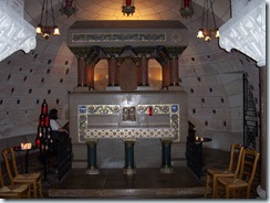 2004.08.29-021 tombeau de St-Martin dans la crypte de la basilique