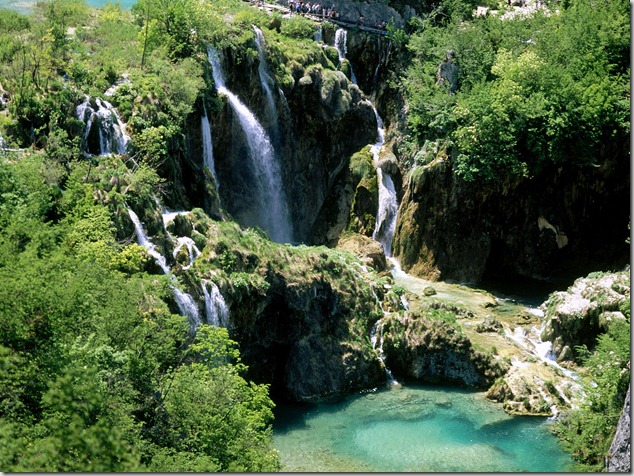 amazing-waterfalls-of-plitvice-lakes-in-croatia-17