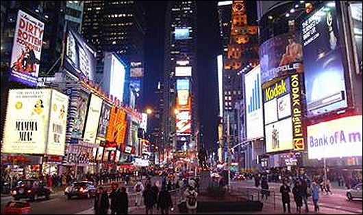 Таймс-Сквер-много-рекламы-огней-и...туристов