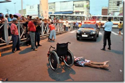 CADEIRANTE DEITA NO CHÃO PARA CRITICAR FALTA DE ACESSIBILIDADE.