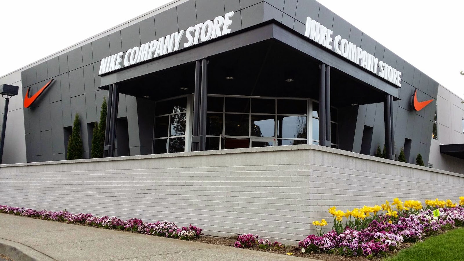 Palaudelmàs Shopping at Nike Company Store Portland