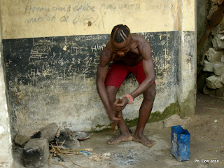 Un prisonnier feignant de préparer son repas (fufu) dans la prison de Lodja le 18/08/2003. Ph-Don John
