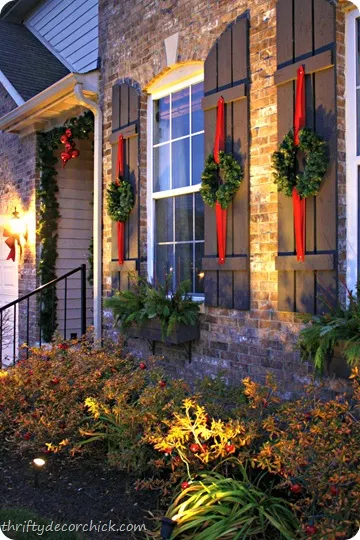 traditional outdoor holiday decor