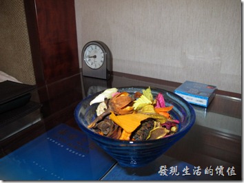 惠州-康帝國際酒店。床頭的鬧鐘與芳香擺飾用乾燥花。