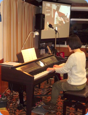 Kuniko Nakatani playing the Yamaha Clavinova CVP-509