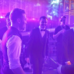 Il va entrer sur scène, c'est lui sur la gauche (photo : eurovision.tv) TH00043.jpg