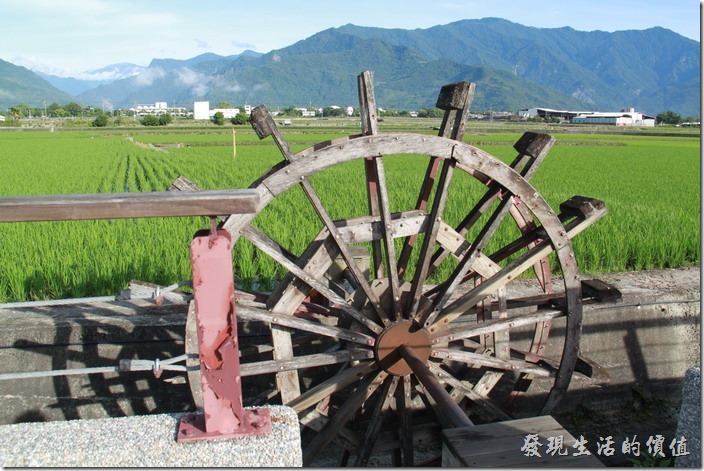 台東池上-自行車道。這是早期的水車，將大圳裡的水汲取至水稻田中灌溉。
