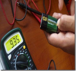 Usando un Tester digital realizamos mediciones a una pila cuadrada de 9 voltios
