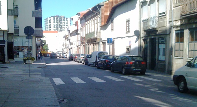 Rua D. Pedro V, em Braga - estacionamento ilegal