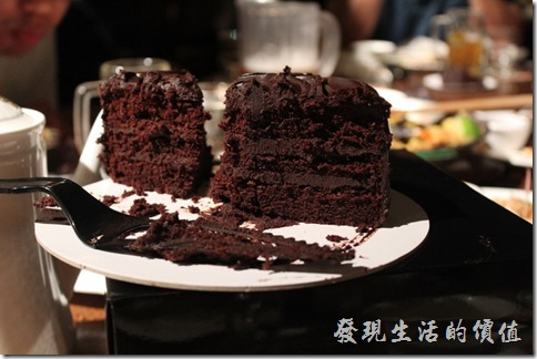 台北-美麗華金色三麥。生日套餐，六吋巧克力蛋糕。非常綿密好吃，不是那種鬆鬆垮垮的蛋糕。