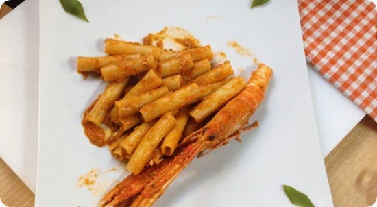 Ziti tagliati al ragù di taccole e scampi Ziti tagliati al ragù di taccole e scampi