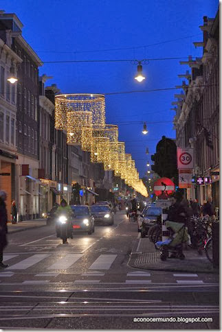 Amsterdam. Calle Van Baerlestraat iluminada de Navidad - DSC_0004
