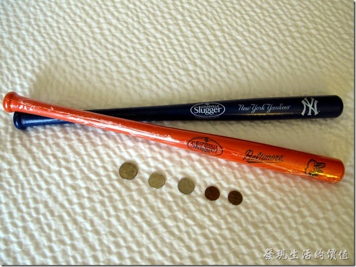 Louisville-slugger。這迷你球棒真的不大，長度大概是45.5公分，最大直徑大概3.2公分，我把它與美元硬幣放在一起做個比較，您大概就可以知道其大小了。
