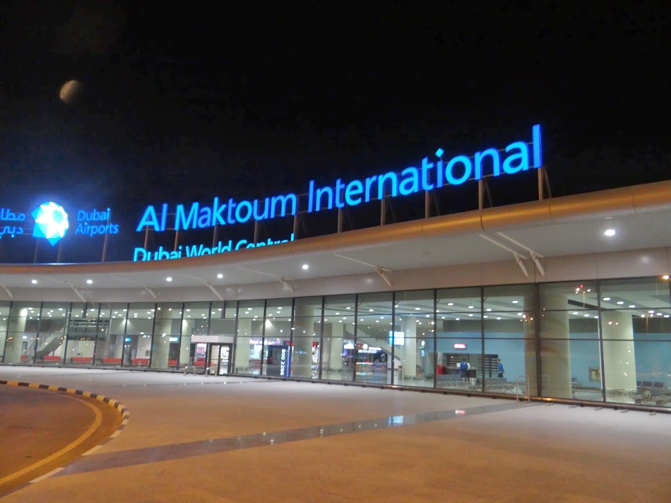Вылет аэропорт аль мактум. Аль-Мактум аэропорт. Новый аэропорт Дубай. Надпись Дубай в аэропорту. Аль-Мактум аэропорт Дубай внутри.