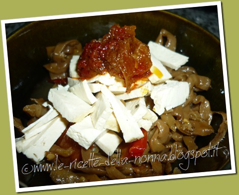Antipasto piccante di tofu al naturale con melanzane e peperoni sott'olio (9)