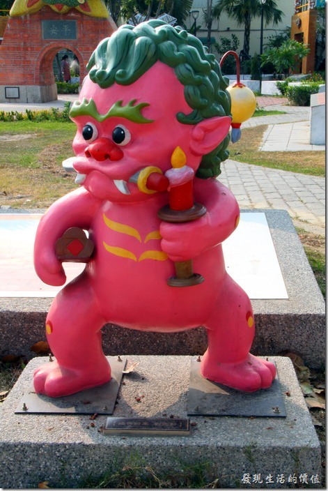 台南-安平劍獅公園-婚喪將軍。粉紅色劍獅－婚喪將軍，代表人物是「劉國軒」，左手持火燭，代表婚，又手夾著棺材，代表喪。