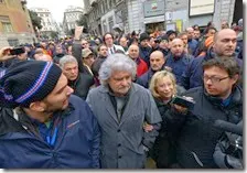 Beppe Grillo con i lavoratori Amt