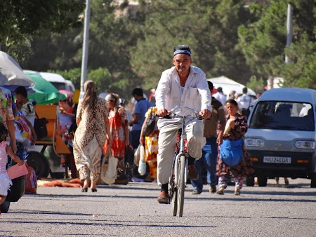17. In Uzbekistan pe bicicleta.JPG