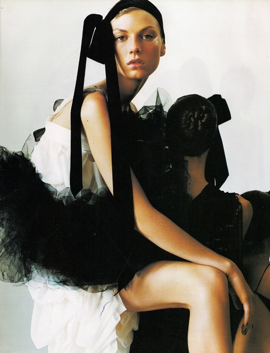 vogue-uk-december-2000-editorial-angela-lindvall-mario-testino-1