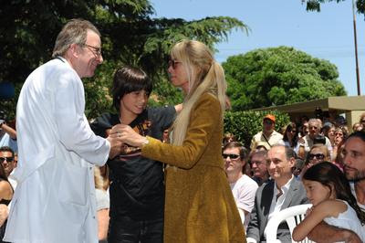 El Dr Tessari con Cris Morena y Franco el hijo de Dar¡o..JPG