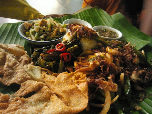 Makan lagi makan dan makan