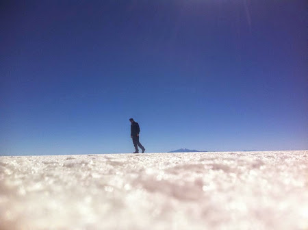 Doi romani si-un tricolor in jurul lumii: Stefan in desertul de sare Uyuni, Bolivia