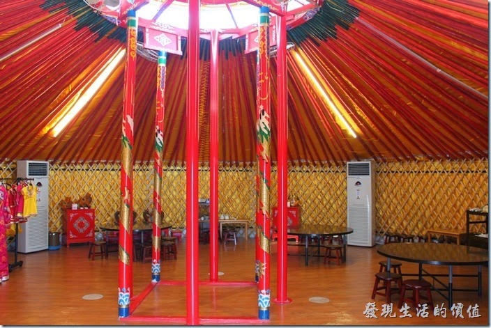 台南-台灣咖啡文化館。這蒙古包大帳內的裝潢比前面的小蒙古包氣派多了，充間還用了四根美侖美奐的柱子支撐，另外還加了三根鐵柱，大概是擔心台灣的颱風吧！