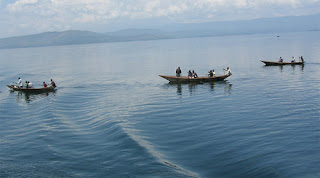 Des pirogues sur le lac Kivu