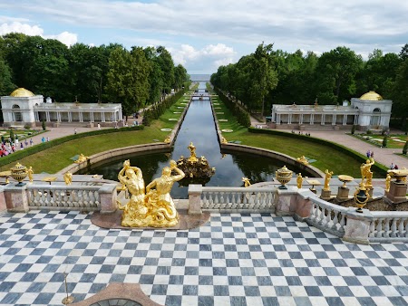 Obiective turistice Rusia: Parcul palatului cu statui aurite