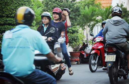 Các tình nguyện viên đưa các em đến trường thi
