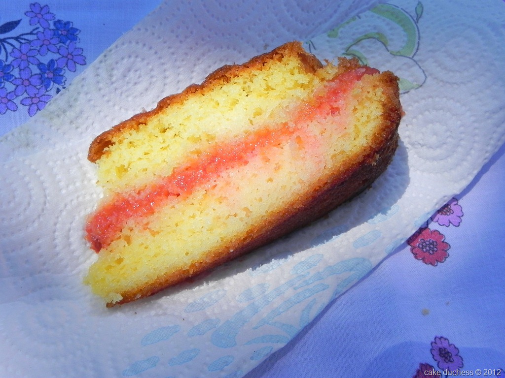 [pan-di-spagna-con-marmellata-di-lamponi-sponge-cake-filled-with-raspberry-jam-1%255B6%255D.jpg]