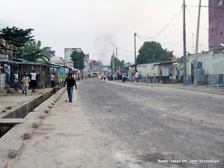 Une des avenues de Kinshasa, après l’annonce de la victoire de Kabila par la Ceni le 9/12/2011 pour la présidentielle de 2011 en RDC. Radio Okapi/ Ph. John Bompengo