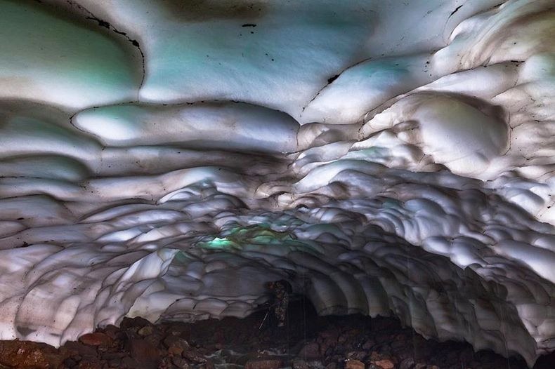 kamchatka-ice-tunnel-2