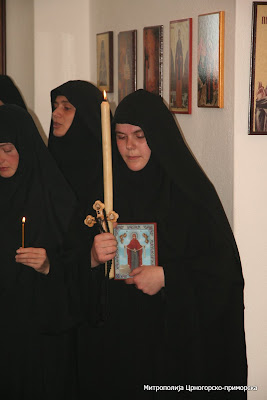 МИТРОПОЛИТ АМФИЛОХИЈЕ СЛУЖИО У ЋИРИЛОВЦУ