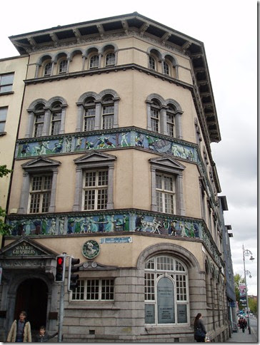 Dublin. Edificio en Parlament Street esquina con Essex Quays - 5091091