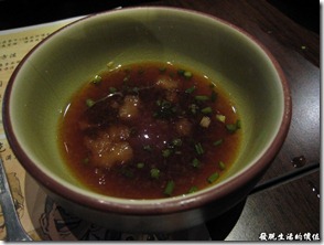 上海壽司天家。日式小火鍋的醬料，應該是油醋醬吧！