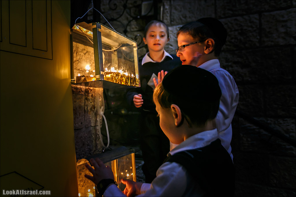 Ханука в старом городе в Иерусалиме. LookAtIsrael.com - Фото путешествия по Израилю | Hanukkah in Old City of Jerusalem | חנוכה בעיר העתיקה ירושלים