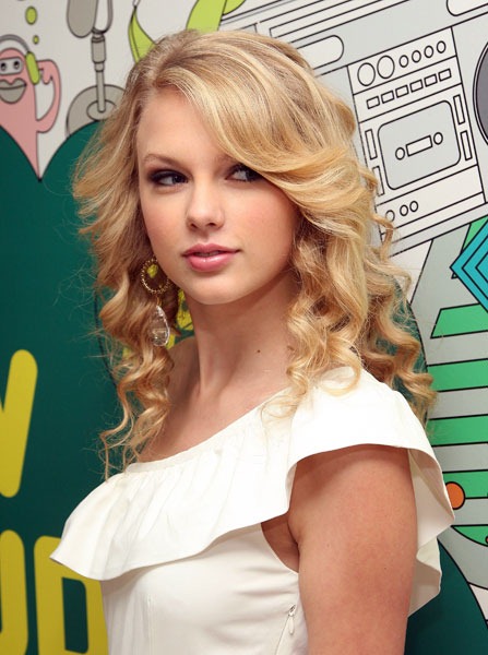 [Taylor%2520Swift%2520with%2520beautiful%2520earring%255B3%255D.jpg]
