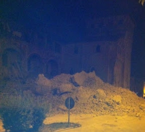 Solo le macerie: quel che resta della torre del castello di Finale Emilia (foto da Twitter)