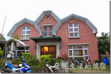台東池上-【黃姐民宿．一夜情】的外觀，外面停了許多的自行車可供住宿的房客免費借用。