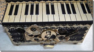 keys on the piano