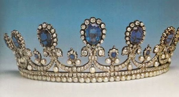 Tiara de zafiros diamantes y perlas de la Reina Maria Amalia de Francia, de su coleccion personal. Diseñado por Bapst. Heredada por la familia hasta que fué adquirida por el Museo del Louvre.[​IMG]
