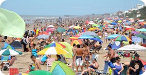 Una multitud en la playa de Santa Teresita