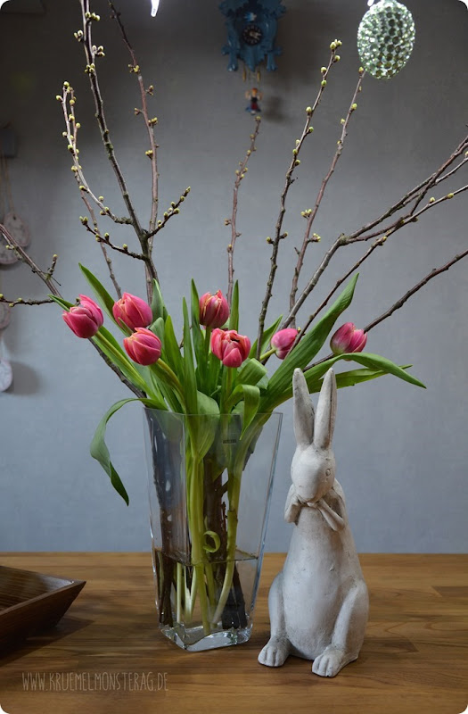 gefüllte Tulpen (01) mit Kirschblütenzweig und Peter Rabbit